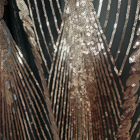 NWT/NIB BLACK & GOLD OS sequin duster. Get your “Shimmer On”this holiday Season - Picture 7 of 9